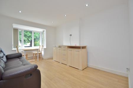 1 bedroom Flat to let in Chandos Court, 77 North Park Avenue, Roundhay, Leeds, LS8