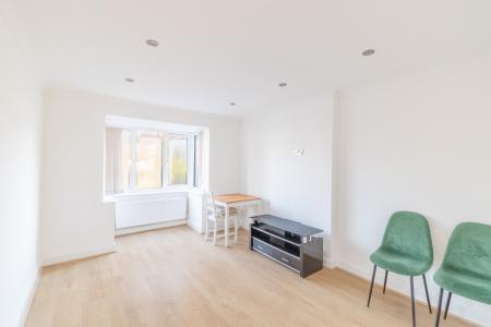 1 bedroom Flat to let in Chandos Court, 77 North Park Avenue, Roundhay, Leeds, LS8