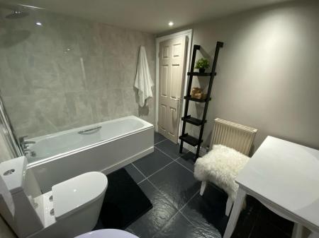 2 bedroom Flat to let in Hilldene, Harehills Lane, Leeds, LS8