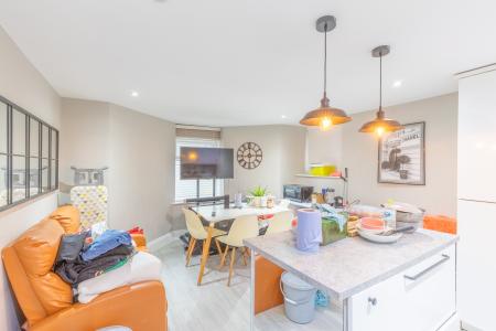 2 bedroom Flat to let in Hilldene, Harehills Lane, Leeds, LS8