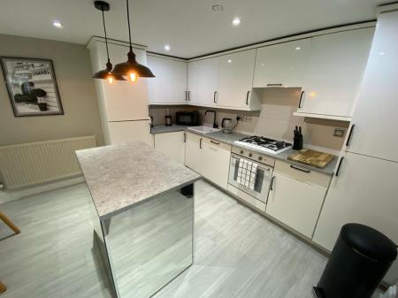 2 bedroom Flat to let in Hilldene, Harehills Lane, Leeds, LS8