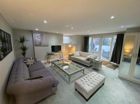 2 bedroom Flat to let in Hilldene, Harehills Lane, Leeds, LS8