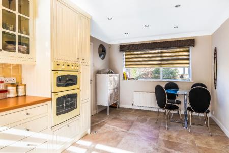 4 bedroom Detached house to let in Holt Gardens, Adel, Leeds, LS16