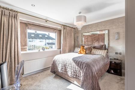 4 bedroom Detached house to let in Holt Gardens, Adel, Leeds, LS16