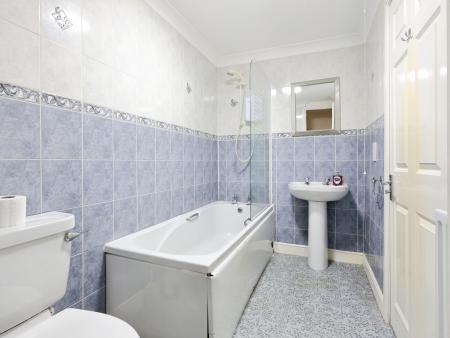 2 bedroom Flat for sale in University Court, Grantham, NG31