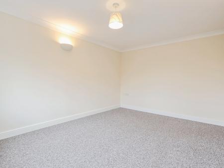 2 bedroom Flat to let in University Court, Grantham, NG31
