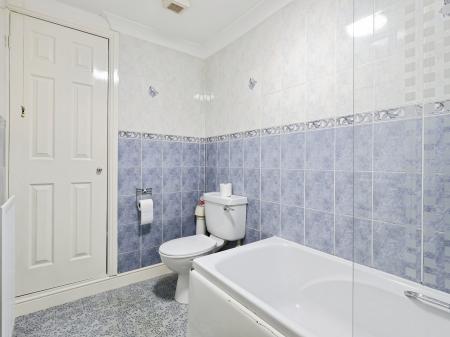 2 bedroom Flat to let in University Court, Grantham, NG31