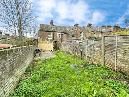 2 bedroom End of terrace house to let in Cowper Street, Town Centre, Luton, LU1