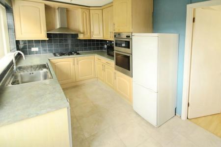 3 bedroom Terraced House to let in Chester Avenue, Luton, LU4