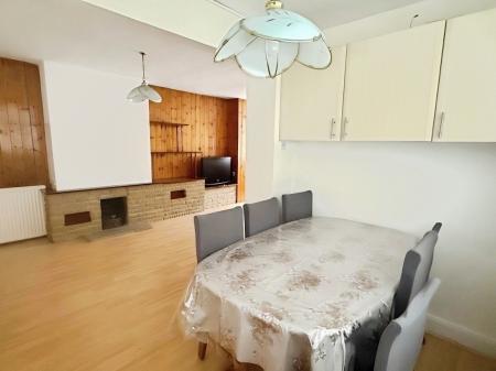 3 bedroom Terraced House to let in Chester Avenue, Luton, LU4