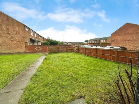 3 bedroom End of terrace house to let in Peregrine Road, Lewsey Farm, Luton, LU4