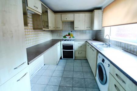 3 bedroom End of terrace house to let in Peregrine Road, Lewsey Farm, Luton, LU4
