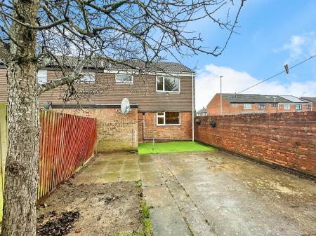 3 bedroom End of terrace house to let in Peregrine Road, Lewsey Farm, Luton, LU4