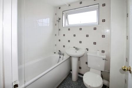 3 bedroom End of terrace house to let in Peregrine Road, Lewsey Farm, Luton, LU4