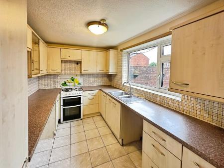 3 bedroom End of terrace house to let in Peregrine Road, Lewsey Farm, Luton, LU4