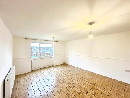 3 bedroom End of terrace house for sale in Peregrine Road, Lewsey Farm, Luton, LU4