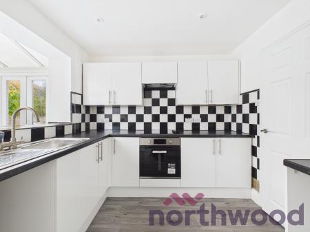 4 bedroom Detached house to let in Rugby Drive, Macclesfield, SK10