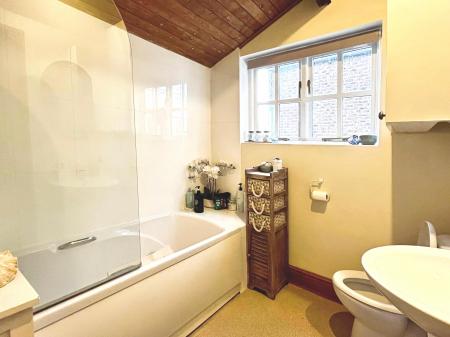 2 bedroom Terraced House to let in High Street, Macclesfield, SK11