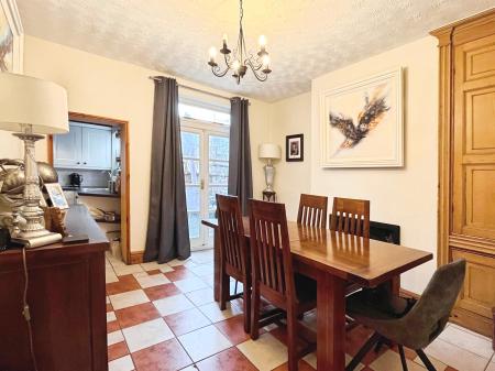 2 bedroom Terraced House to let in High Street, Macclesfield, SK11