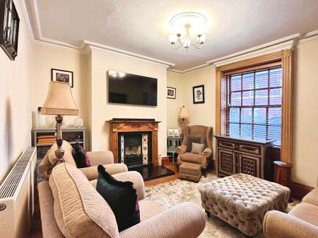 2 bedroom Terraced House to let in High Street, Macclesfield, SK11