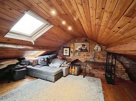 2 bedroom Terraced House to let in High Street, Macclesfield, SK11