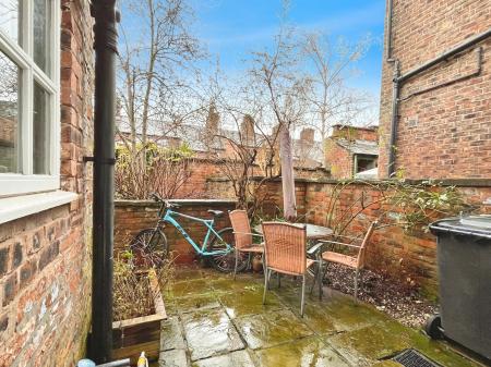 2 bedroom Terraced House to let in High Street, Macclesfield, SK11