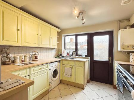 2 bedroom Terraced House to let in High Street, Macclesfield, SK11