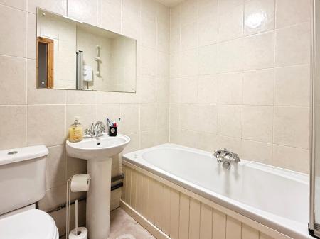 2 bedroom Terraced House to let in High Street, Macclesfield, SK11