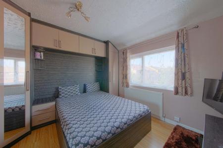 3 bedroom Terraced House for sale in Gascons Grove, Slough, SL2