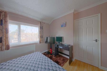 3 bedroom Terraced House for sale in Gascons Grove, Slough, SL2