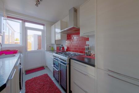 3 bedroom Terraced House for sale in Gascons Grove, Slough, SL2