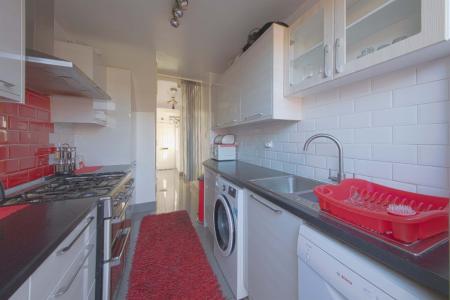 3 bedroom Terraced House for sale in Gascons Grove, Slough, SL2