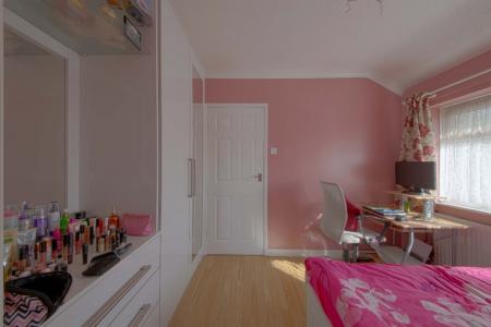 3 bedroom Terraced House for sale in Gascons Grove, Slough, SL2