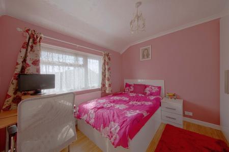 3 bedroom Terraced House for sale in Gascons Grove, Slough, SL2