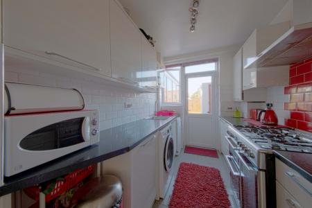 3 bedroom Terraced House for sale in Gascons Grove, Slough, SL2