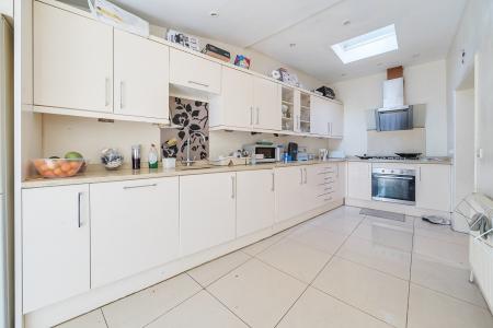 3 bedroom End of terrace house for sale in Windmill Road, Slough, SL1