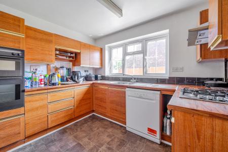 4 bedroom Detached house to let in Brookdene Close, Maidenhead, SL6