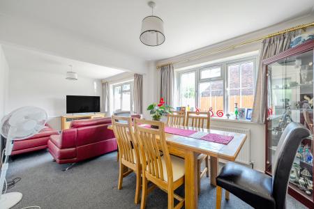 4 bedroom Detached house to let in Brookdene Close, Maidenhead, SL6