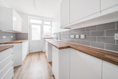 3 bedroom Terraced House to let in Lydsey Close, Slough, SL2