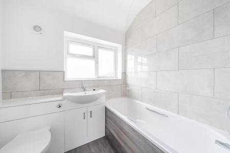 3 bedroom Terraced House to let in Lydsey Close, Slough, SL2