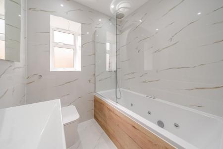 4 bedroom Detached house to let in Courthouse Road, Maidenhead, SL6