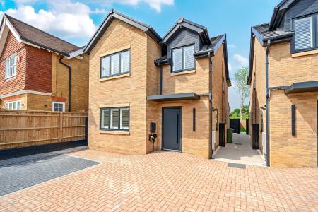 4 bedroom Detached house to let in Courthouse Road, Maidenhead, SL6