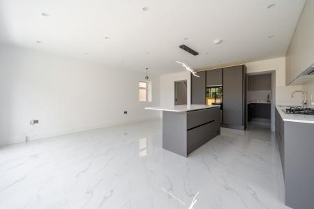 4 bedroom Detached house to let in Courthouse Road, Maidenhead, SL6