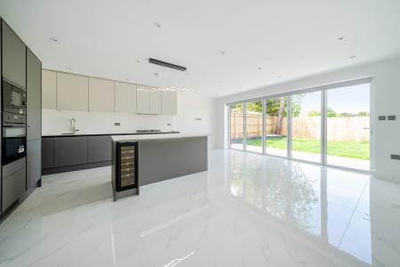 4 bedroom Detached house to let in Courthouse Road, Maidenhead, SL6