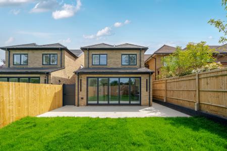 4 bedroom Detached house to let in Courthouse Road, Maidenhead, SL6