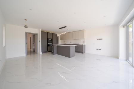 4 bedroom Detached house to let in Courthouse Road, Maidenhead, SL6