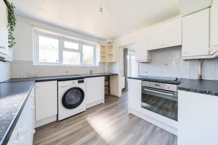 3 bedroom Semi-detached house to let in Wellhouse Road, Maidenhead, SL6