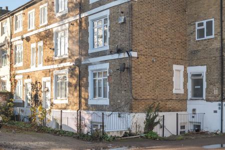 0 bedroom Studio flat to let in Hencroft Street, Slough, SL1