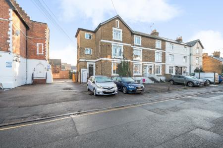 0 bedroom Studio flat to let in Hencroft Street, Slough, SL1