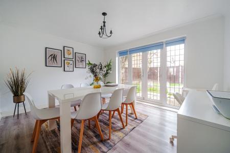 4 bedroom Detached house to let in Bedford Close, Maidenhead, SL6